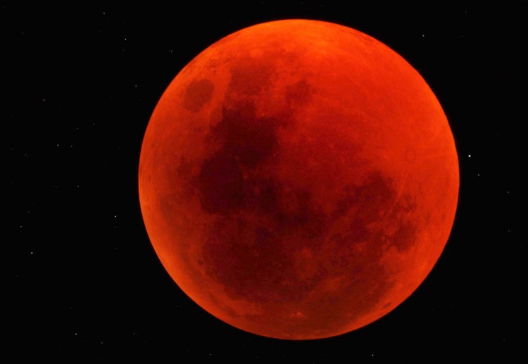 Blood-red-moon-total-lunar-eclipse-over-Namibia-Reserve